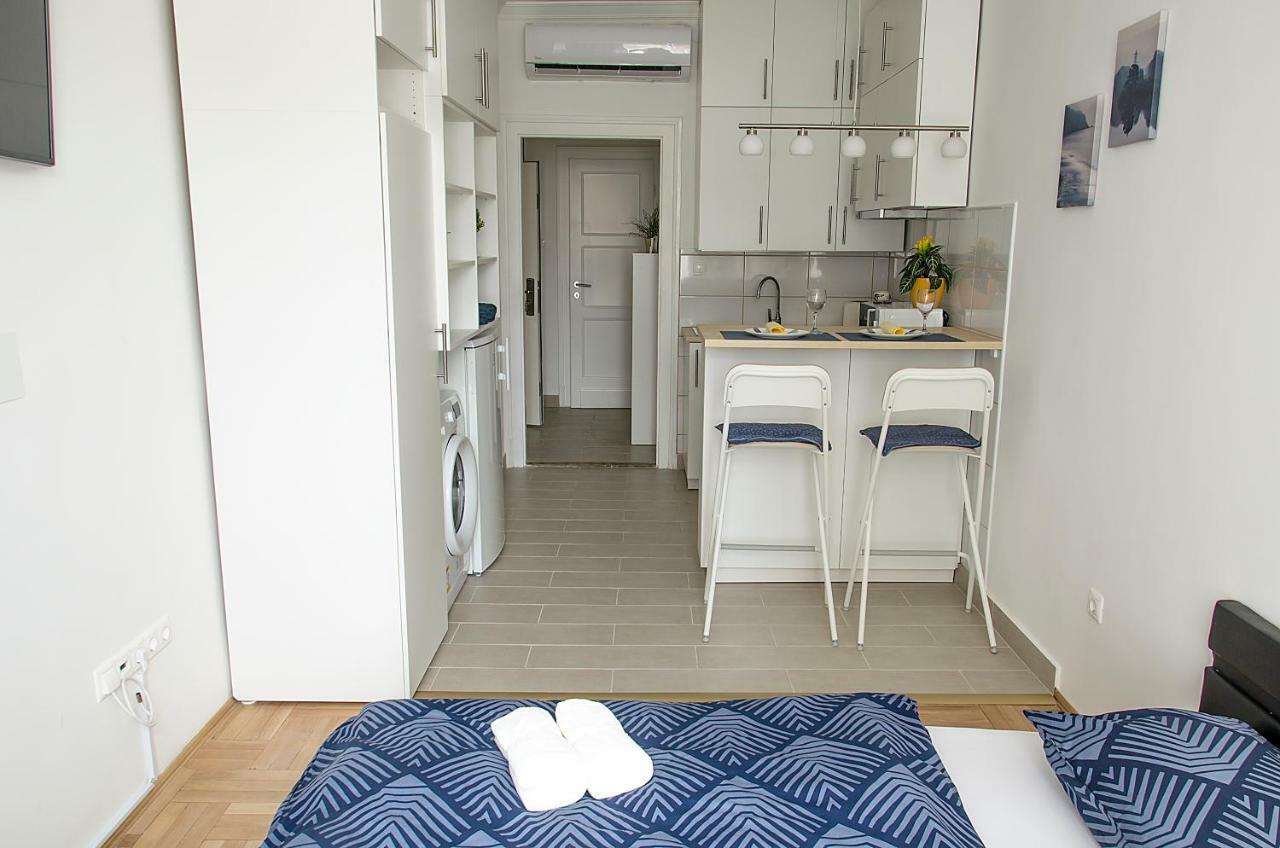 Harrison Apartment *